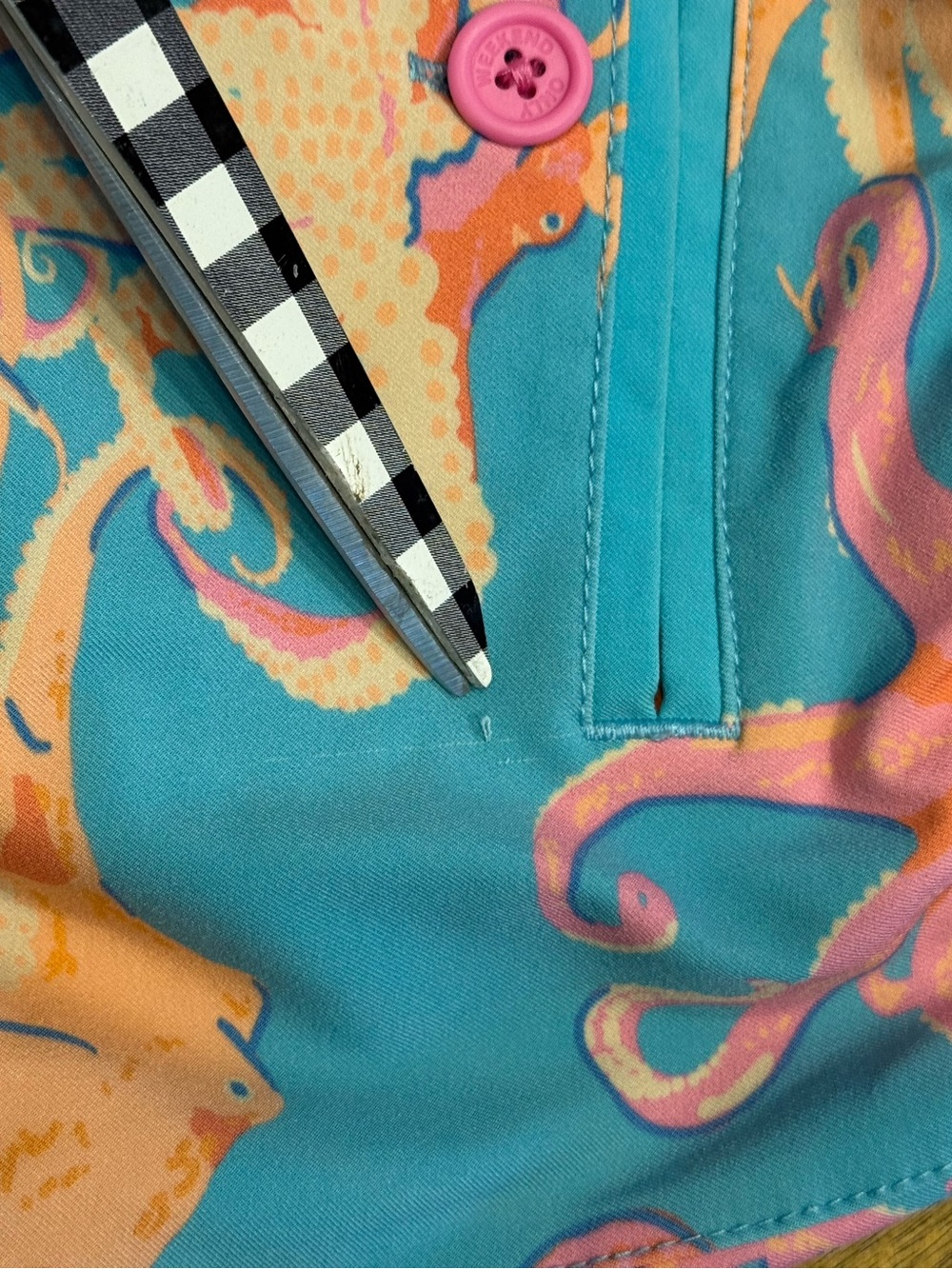chubbies Teal Swim Trunks with Pink & Coral Octopus Print flaws - Picture 10 of 10